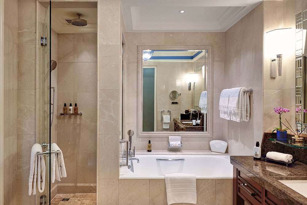 Four Seasons Hotel Istanbul at the Bosphorus - Photo 31