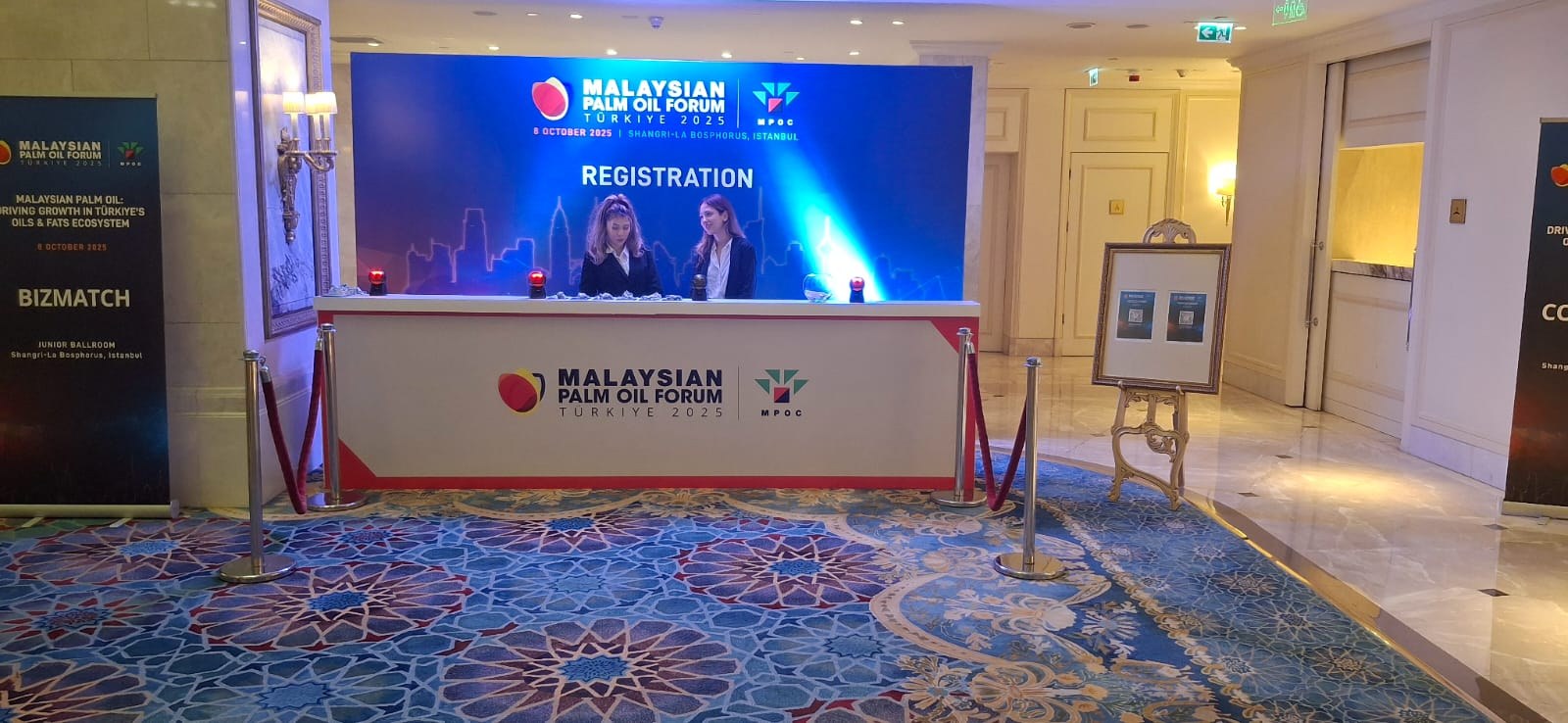 Shangri-La Bosphorus fuayesinde forum kayıt masası ve LED ekran